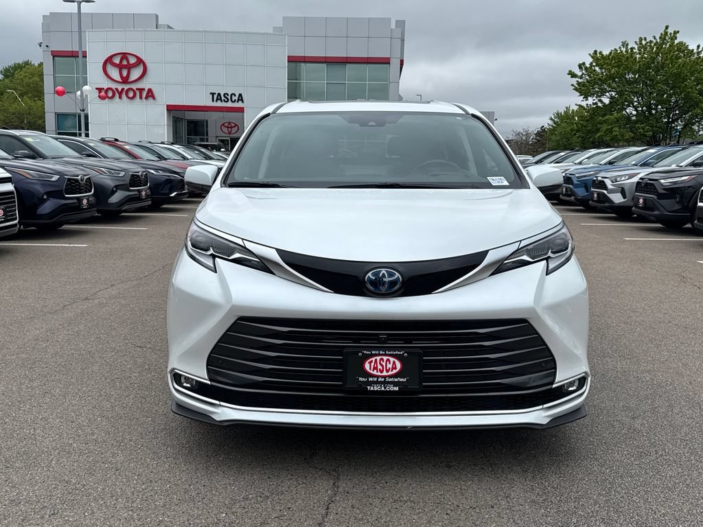 Used 2023 Toyota Sienna Platinum AWD/4WD image 2