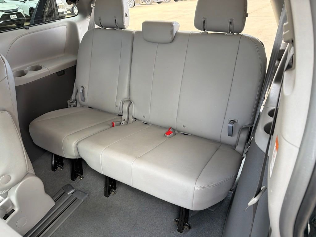 Used 2019 Toyota Sienna XLE w/ XLE Navigation Package FWD image 24