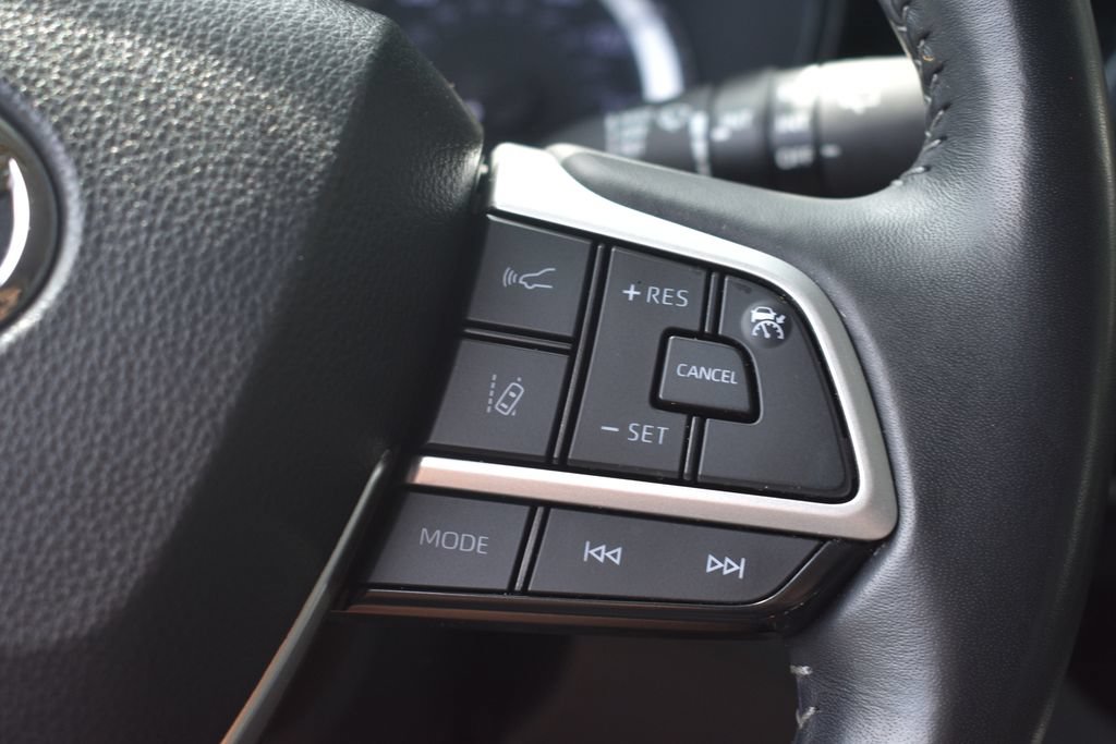 Used 2025 Toyota Highlander LE FWD image 16
