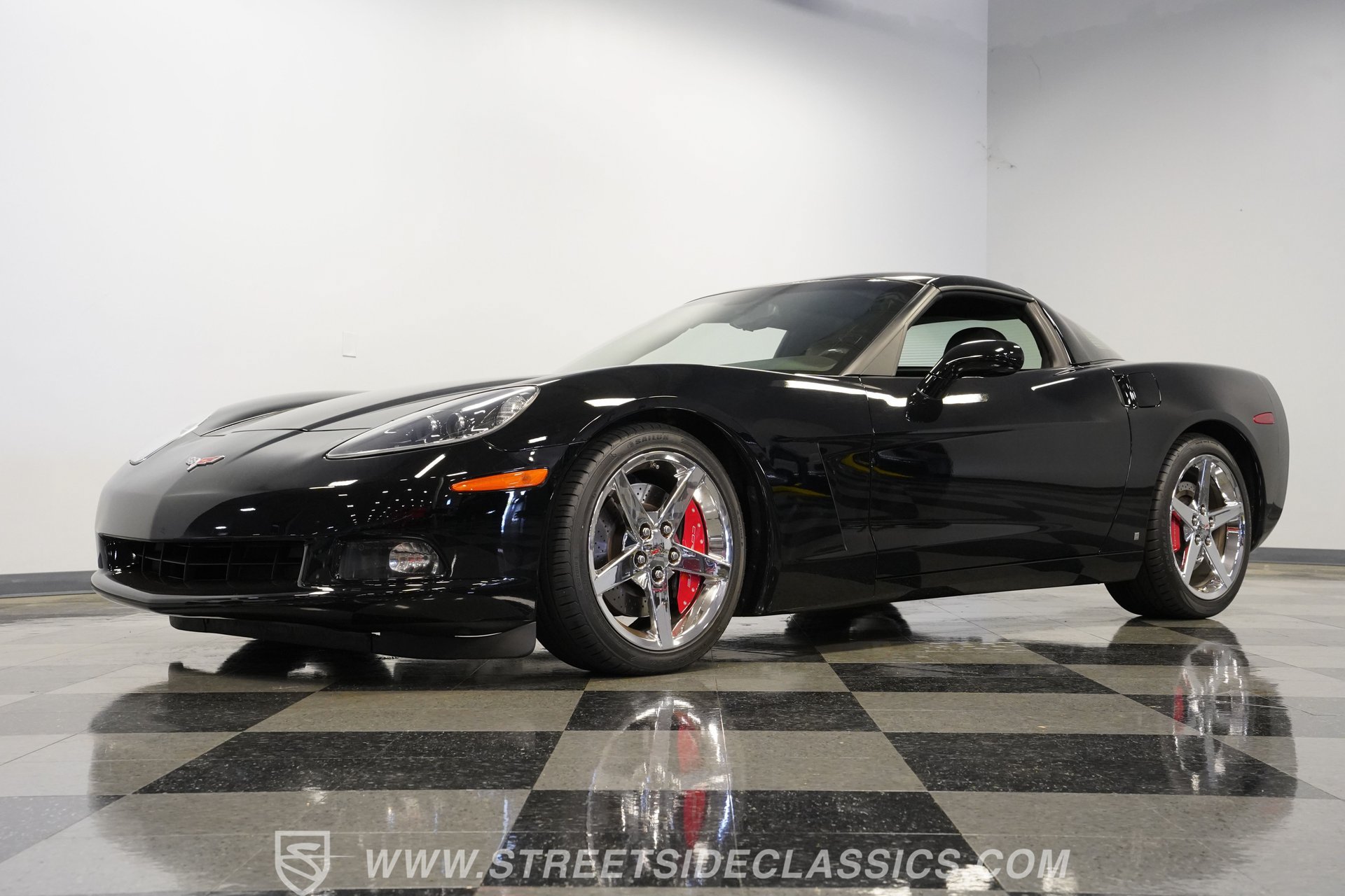 Used 2007 Chevrolet Corvette Coupe w/ Performance Package RWD image 22