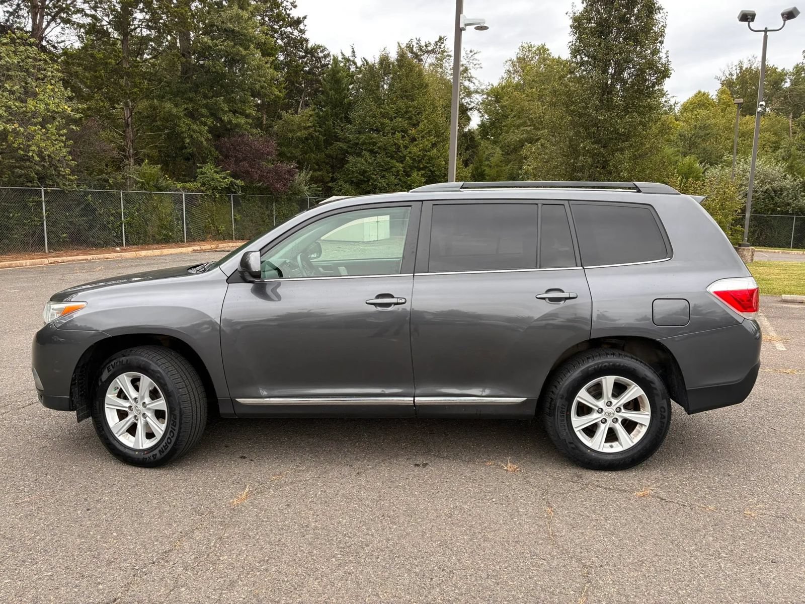 Used 2011 Toyota Highlander 4WD w/ Tech Pkg image 3