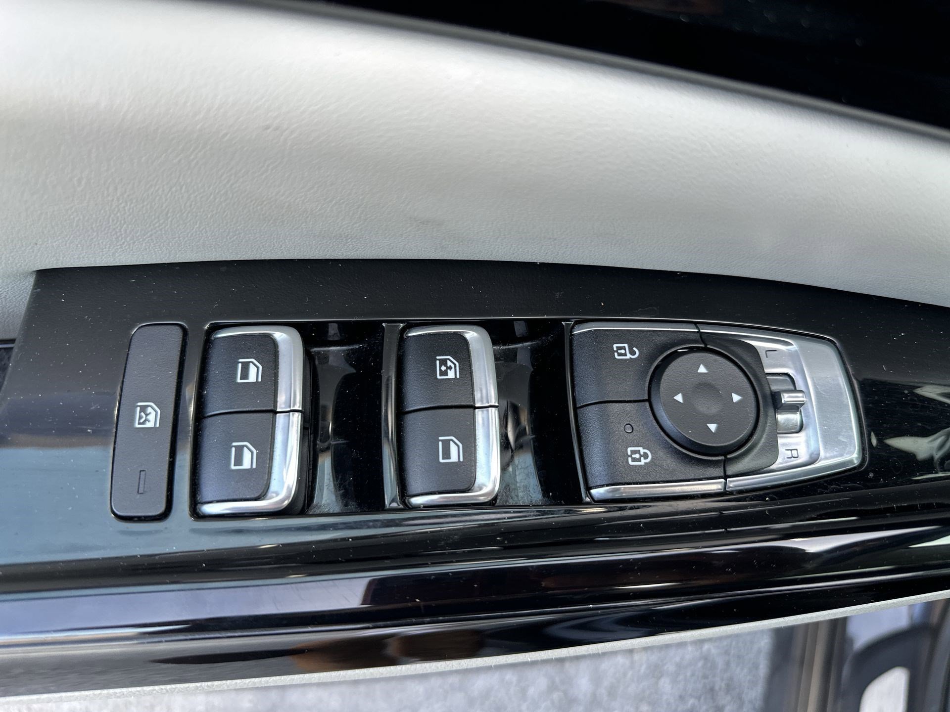 Used 2024 Kia Carnival EX FWD image 15
