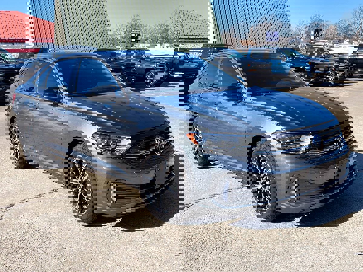 Used 2024 Volkswagen Jetta Sport image 2