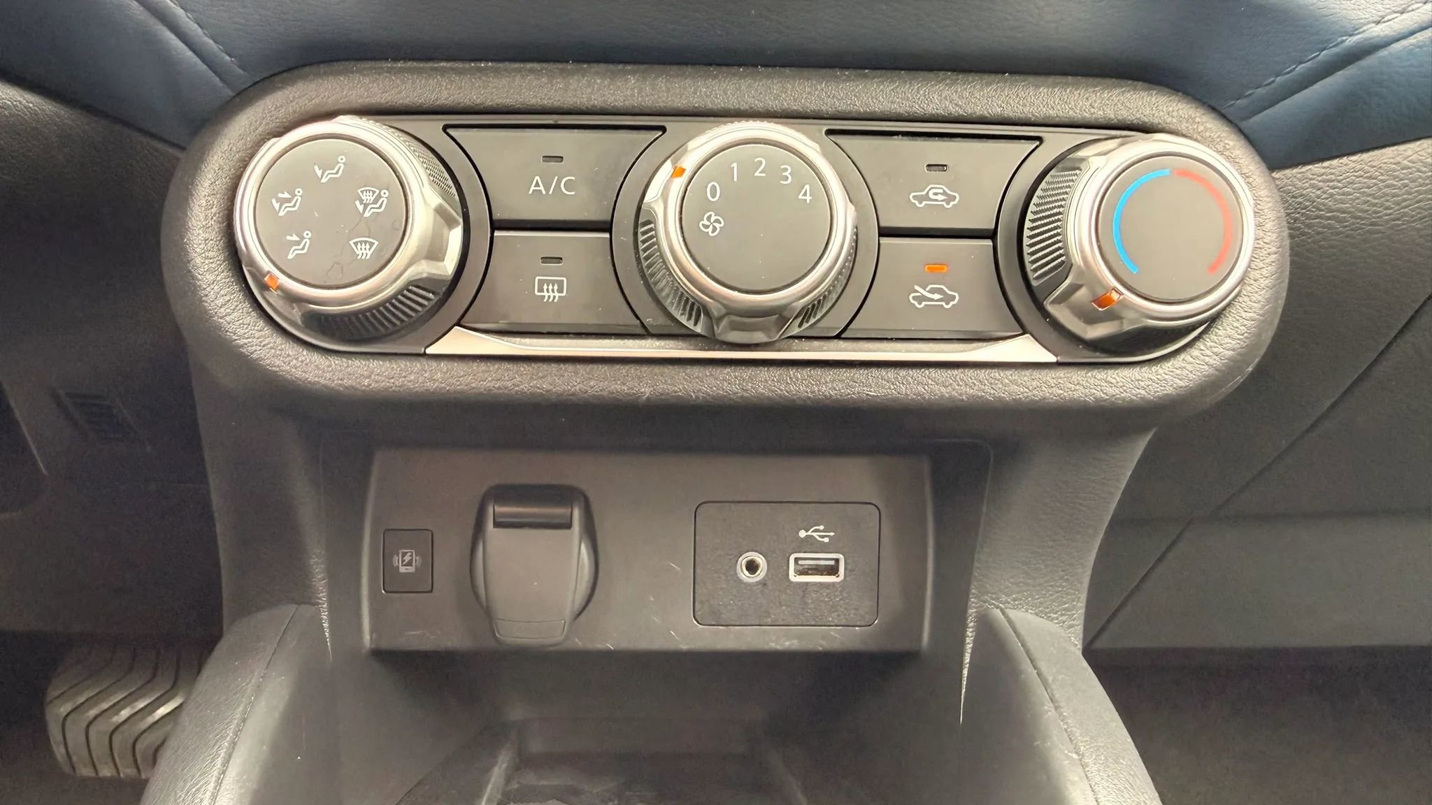 Used 2025 Nissan Versa SV FWD image 24