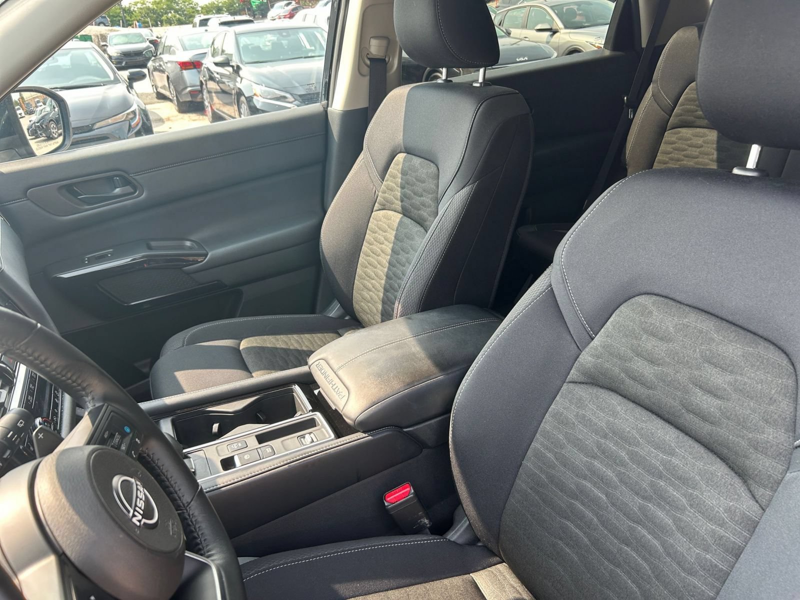 Used 2025 Nissan Pathfinder SV FWD image 32