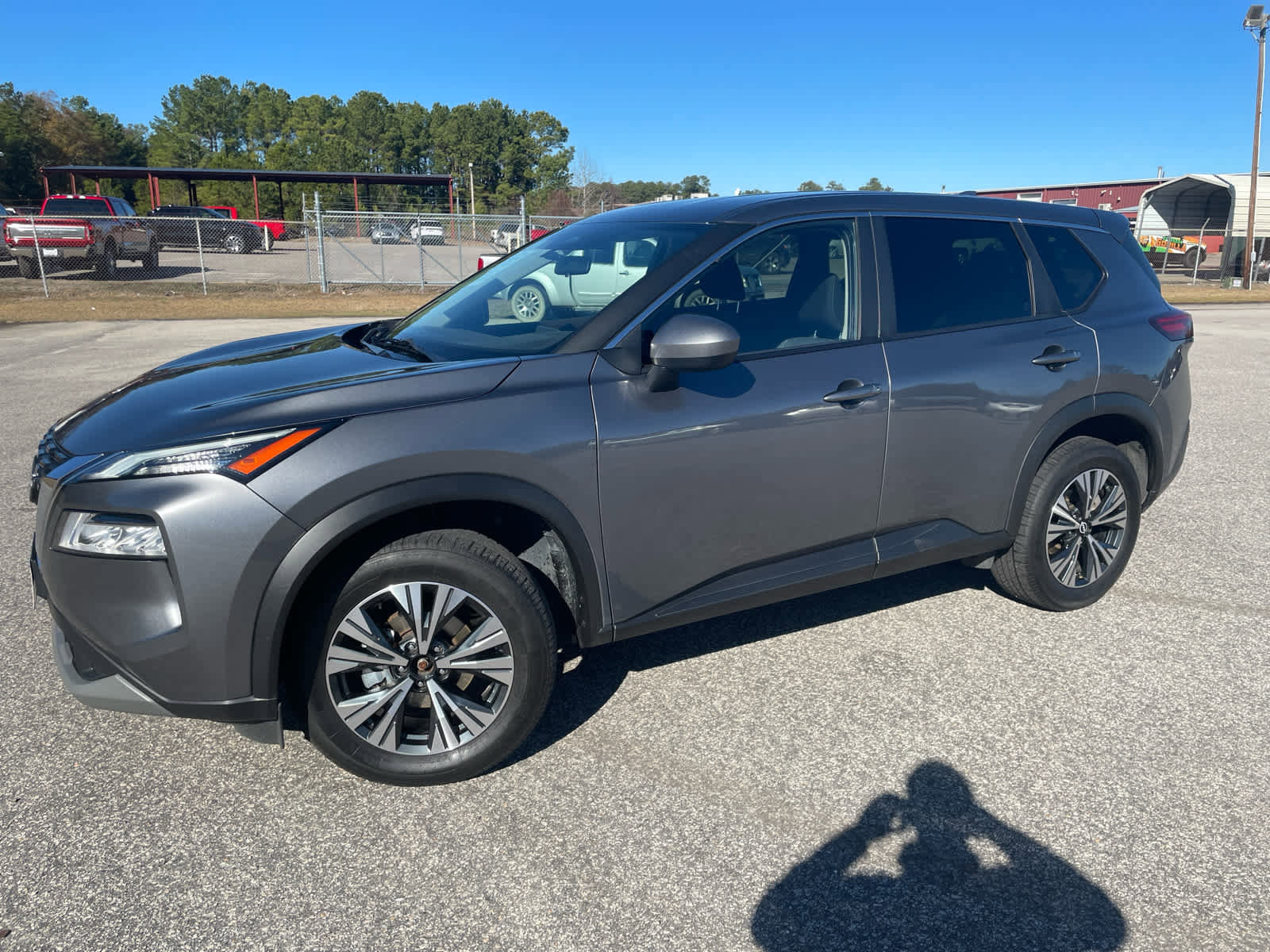 Used 2023 Nissan Rogue SV image 3