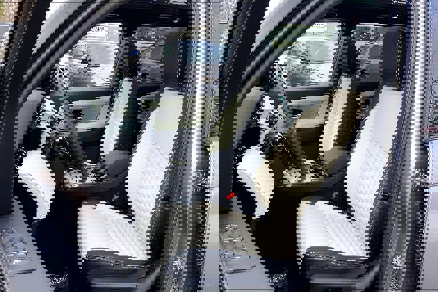 Certified 2025 Land Rover Discovery Sport Dynamic SE image 8