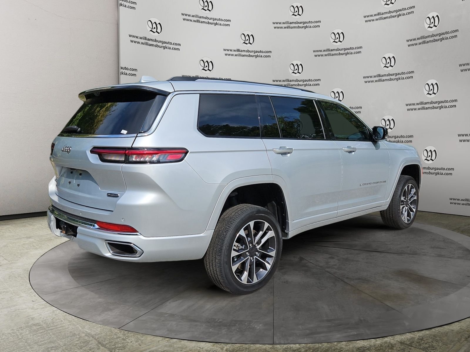 Used 2021 Jeep Grand Cherokee L Overland w/ Luxury Tech Group IV AWD/4WD image 5