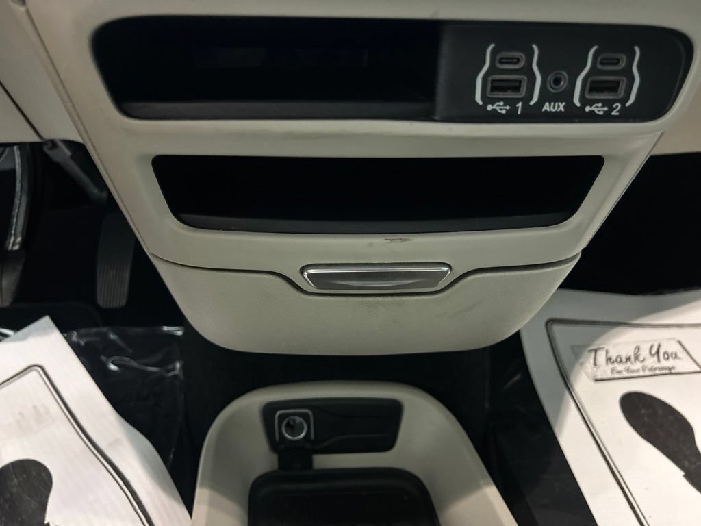 Used 2024 Chrysler Pacifica Touring-L FWD image 30
