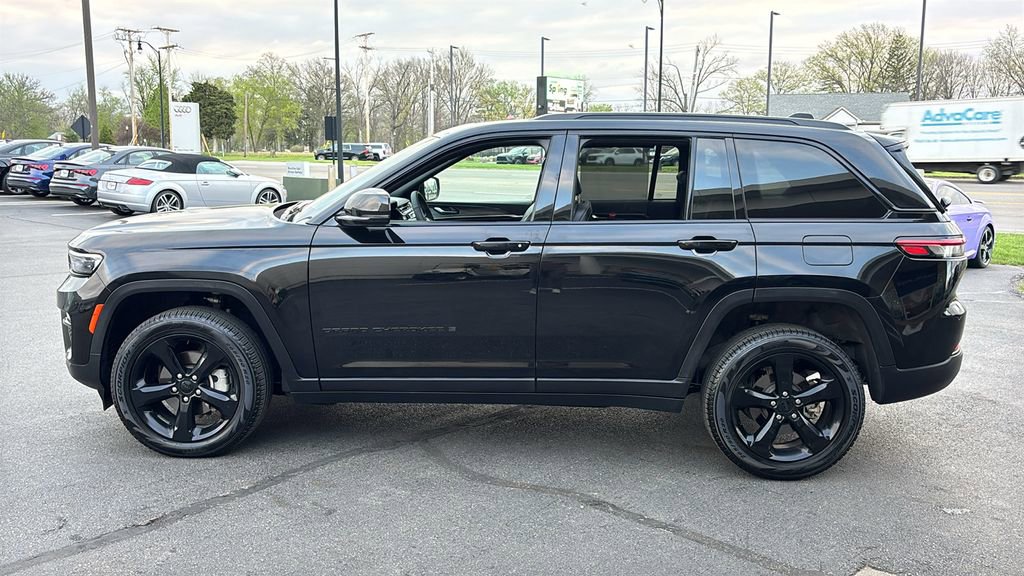 Used 2025 Jeep Grand Cherokee Limited w/ Black Appearance Package AWD/4WD image 3
