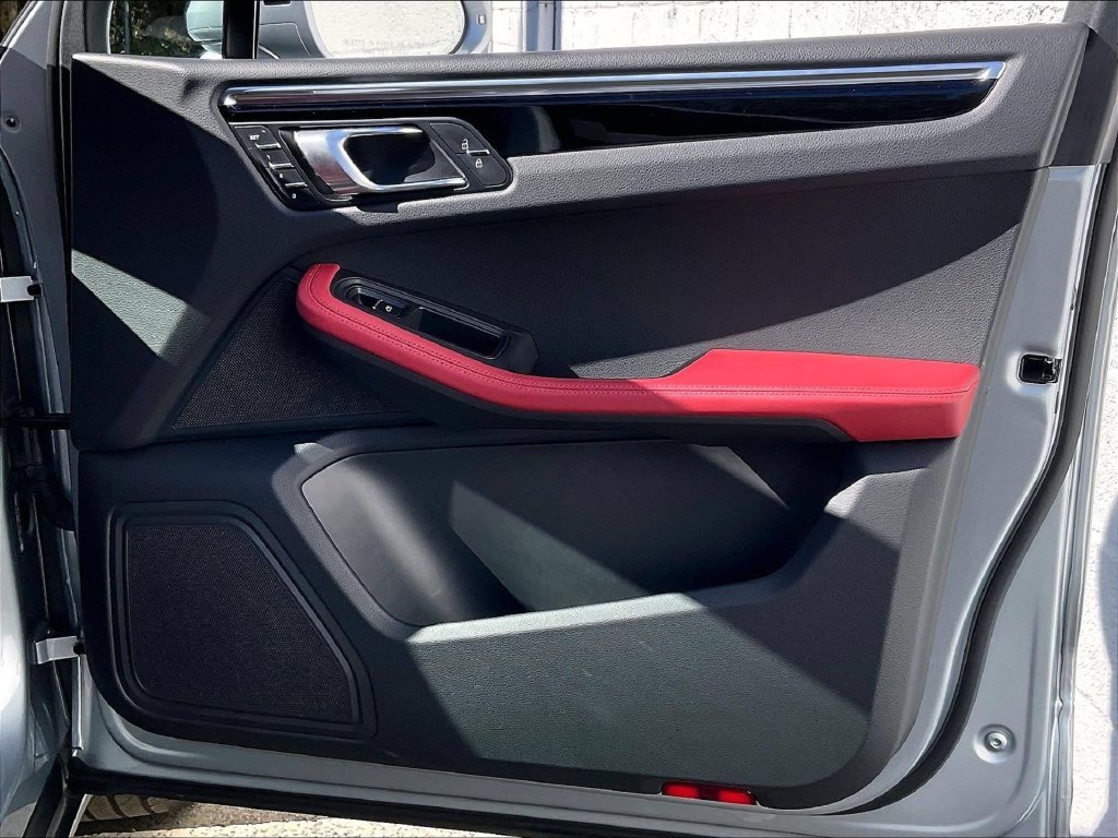 Certified 2023 Porsche Macan AWD/4WD image 29