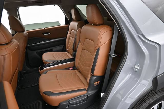 Used 2025 Nissan Pathfinder Platinum FWD image 28
