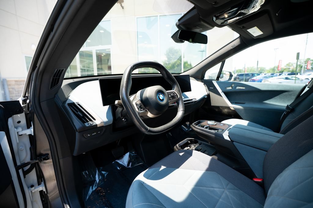 Used 2024 BMW iX xDrive50 w/ Premium Package AWD/4WD image 30