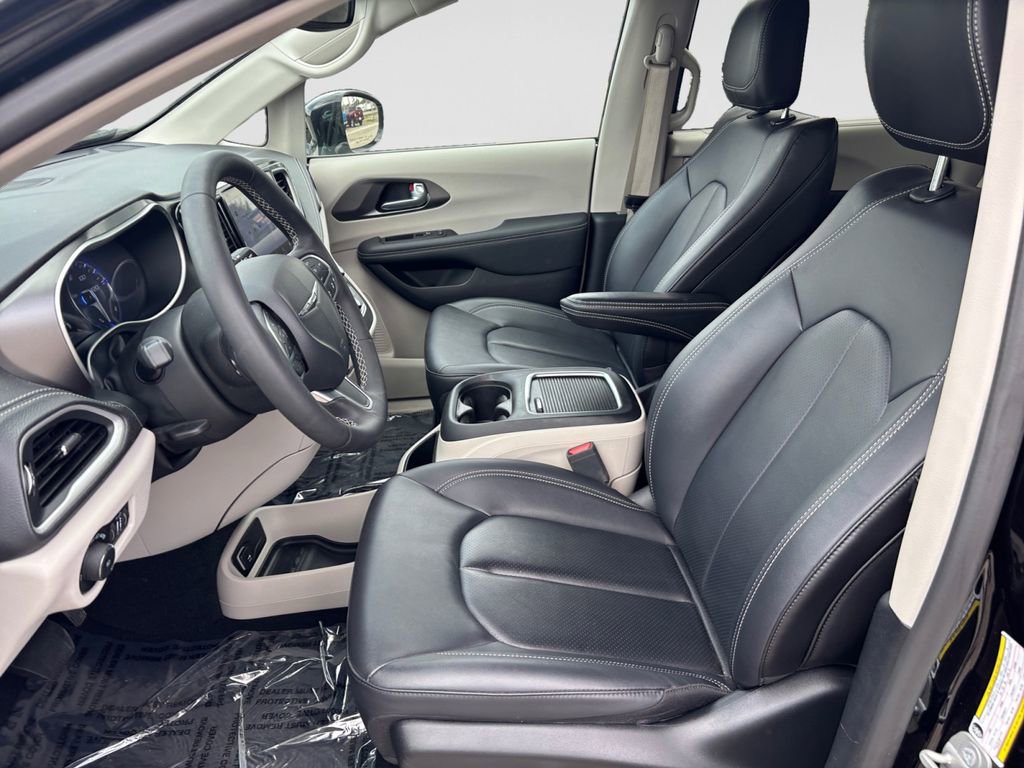 Used 2024 Chrysler Pacifica Touring-L FWD image 10