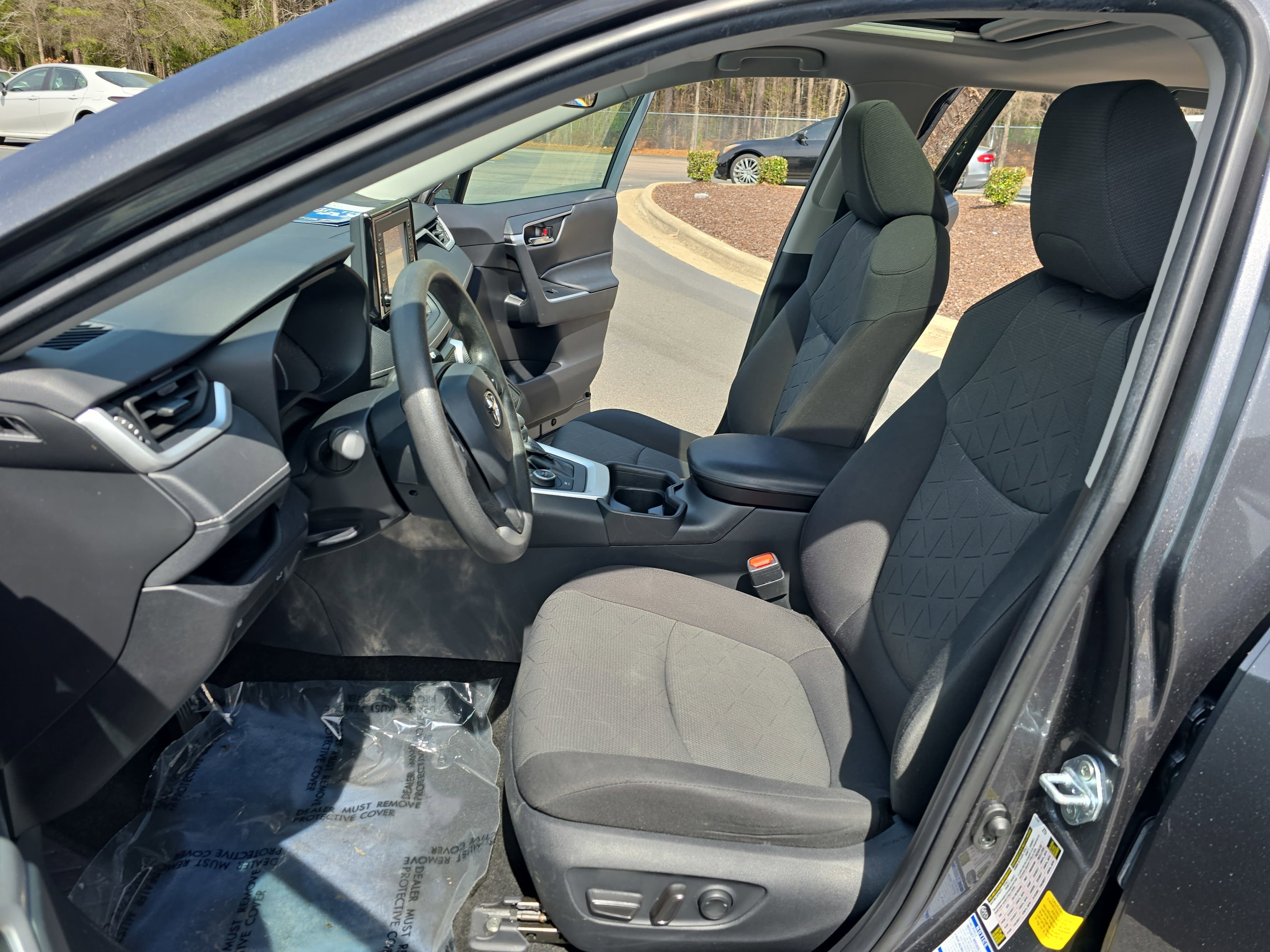 Used 2021 Toyota RAV4 XLE w/ Convenience Package image 16