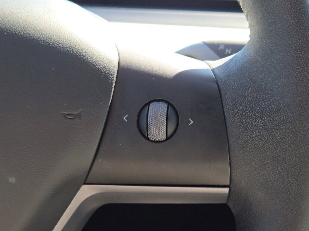 Used 2025 Tesla Model Y Performance image 26