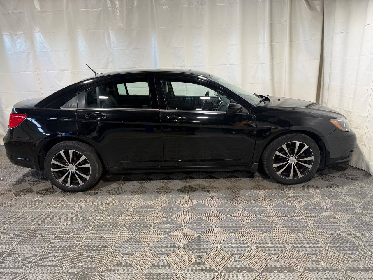 Used 2012 Chrysler 200 S FWD image 9