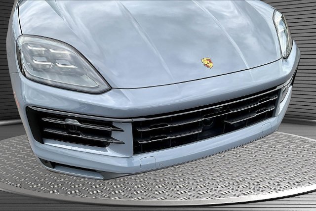Used 2024 Porsche Cayenne S AWD/4WD image 32