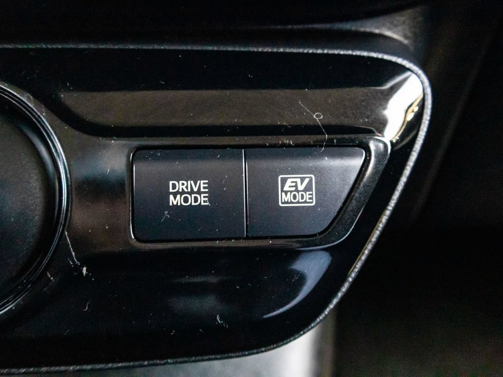 Used 2019 Toyota Prius L Eco w/ Carpet Mat Package FWD image 23