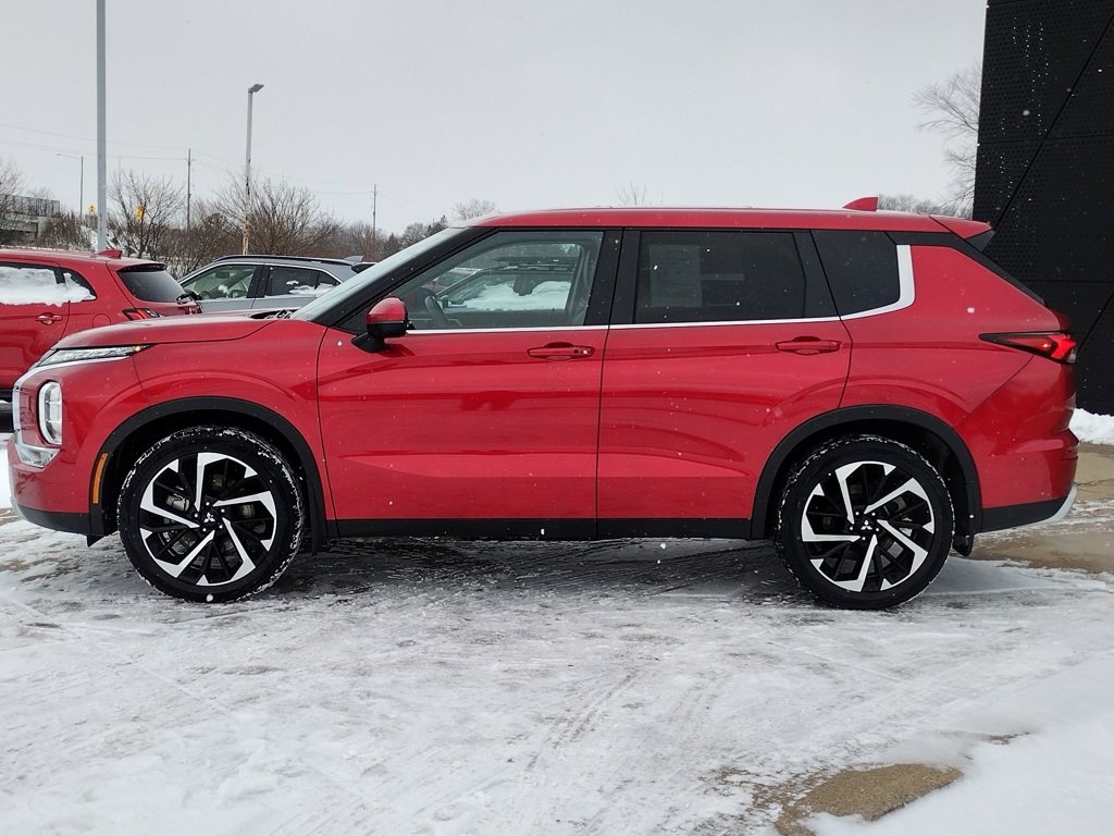 Used 2024 Mitsubishi Outlander SE Black Edition image 8