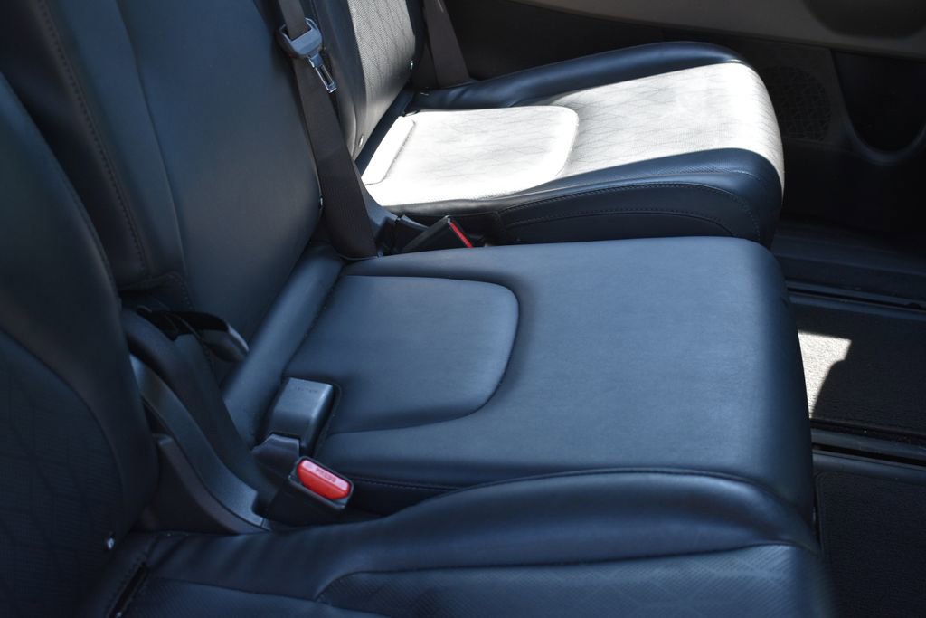 Used 2025 Kia Carnival FWD image 30
