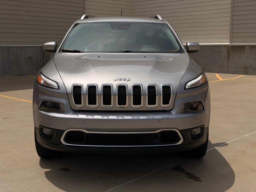 Used 2015 Jeep Cherokee Limited w/ Luxury Group AWD/4WD image 8