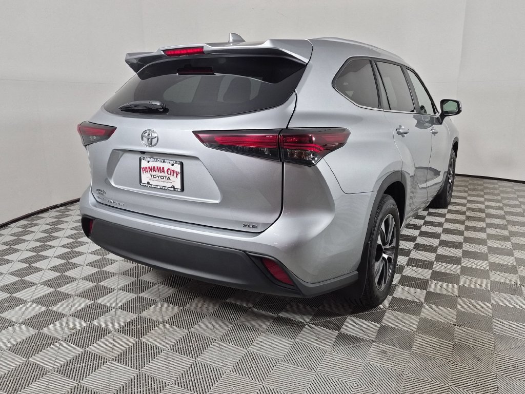 Used 2024 Toyota Highlander XLE FWD image 3