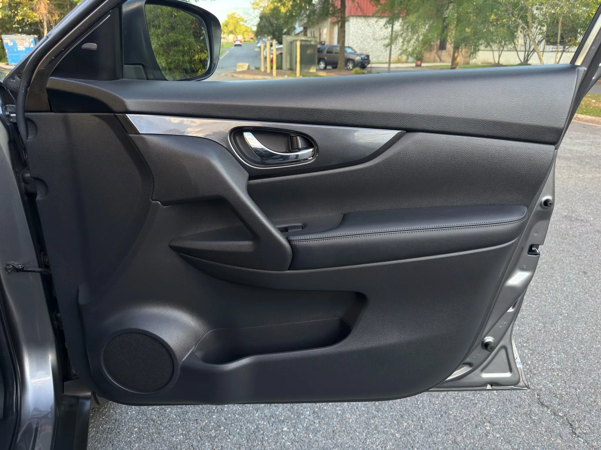 Used 2020 Nissan Rogue SV image 25