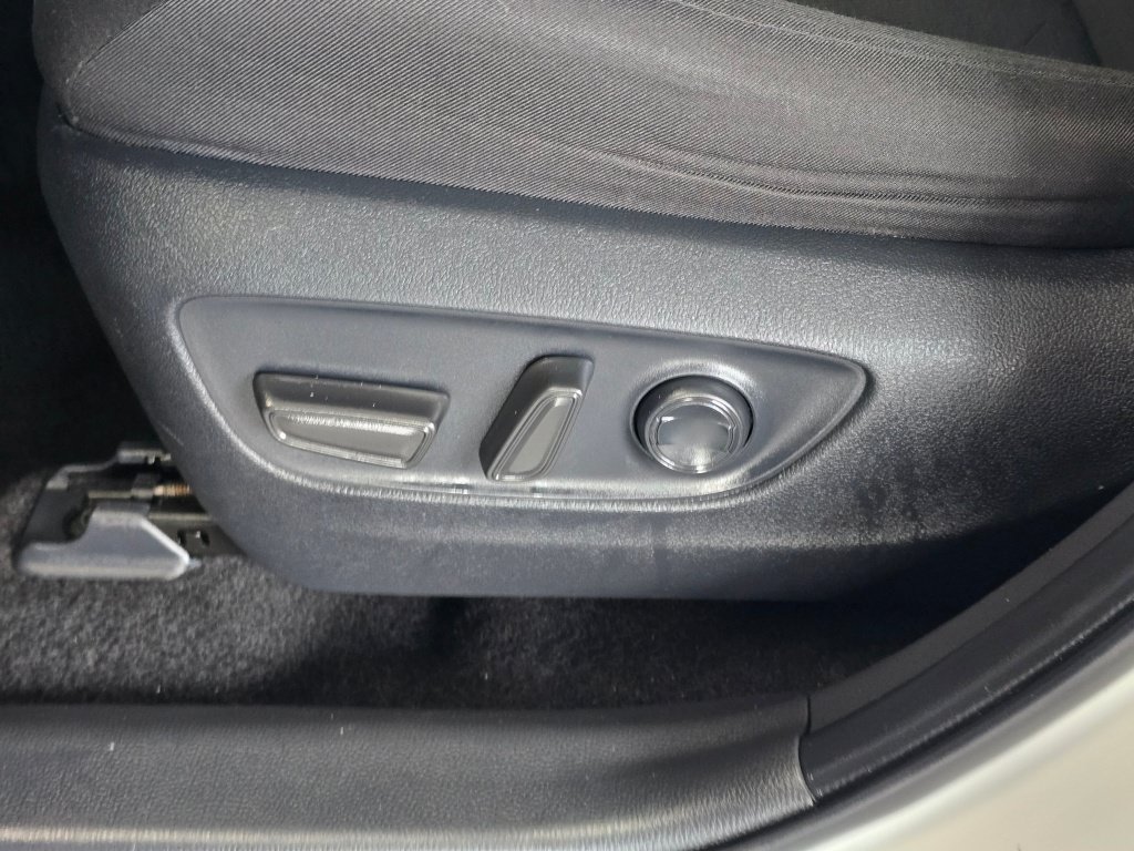 Used 2025 Toyota RAV4 XLE AWD/4WD image 20