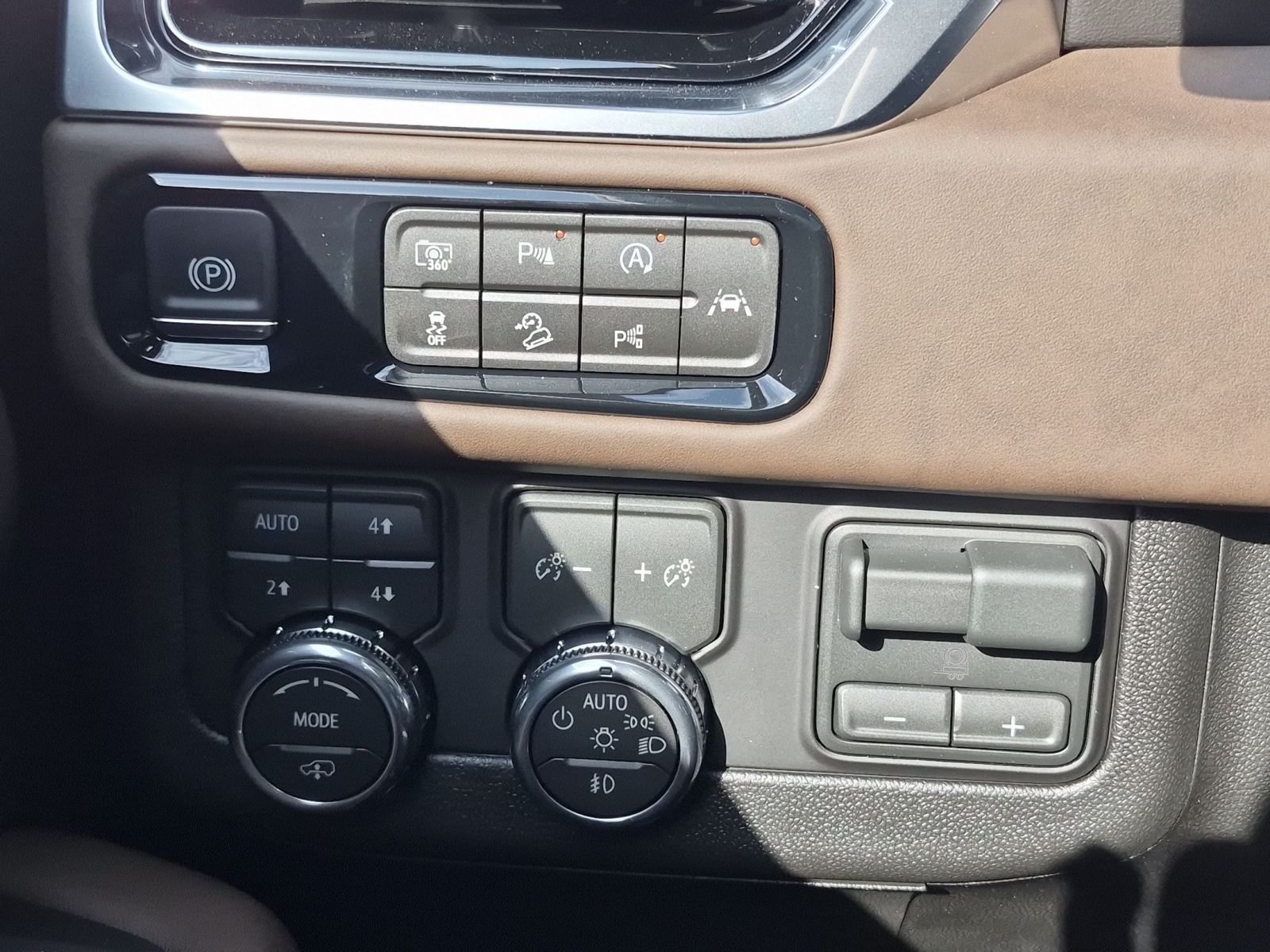 New 2026 GMC Yukon Denali Ultimate w/ LPO, Floor Liner Package AWD/4WD image 17