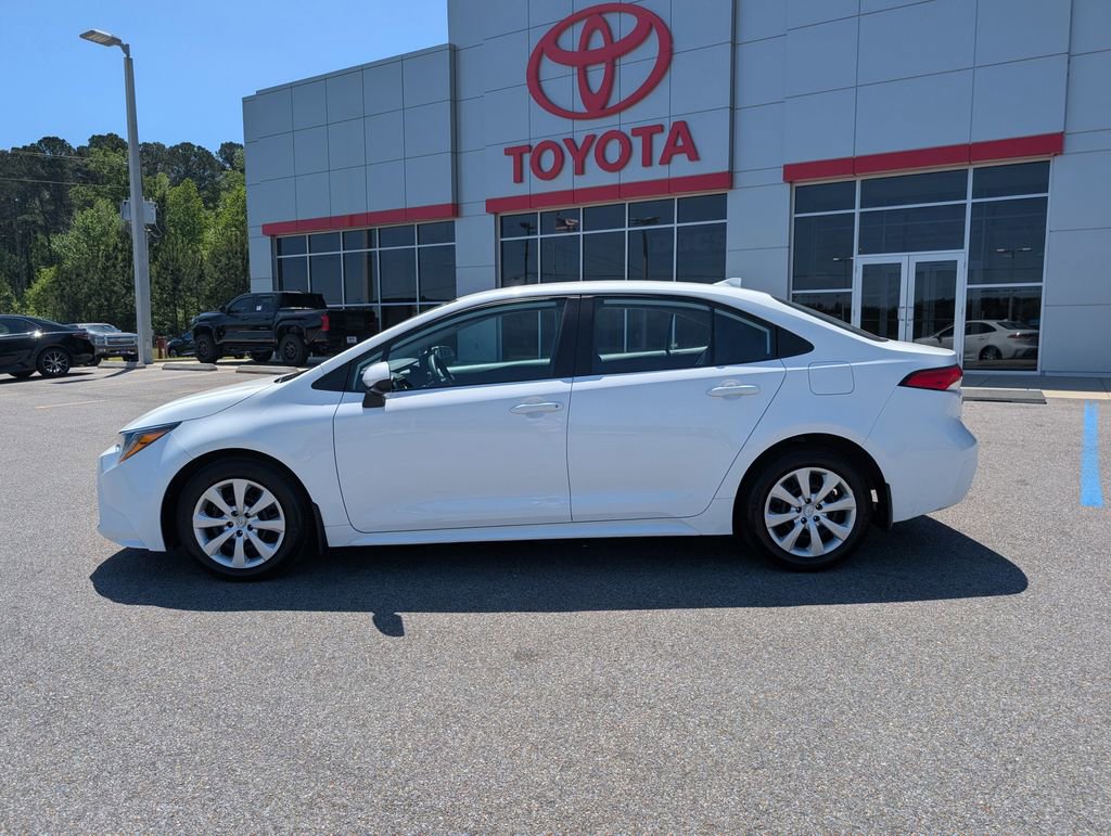 Used 2025 Toyota Corolla LE image 2