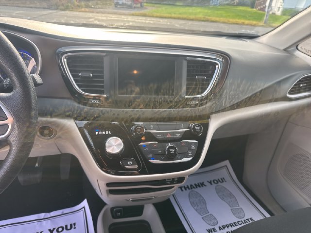 Used 2020 Chrysler Voyager L FWD image 18
