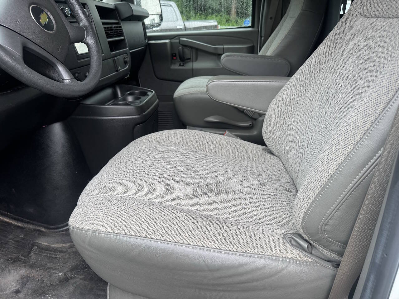 Used 2017 Chevrolet Express 2500 RWD image 16