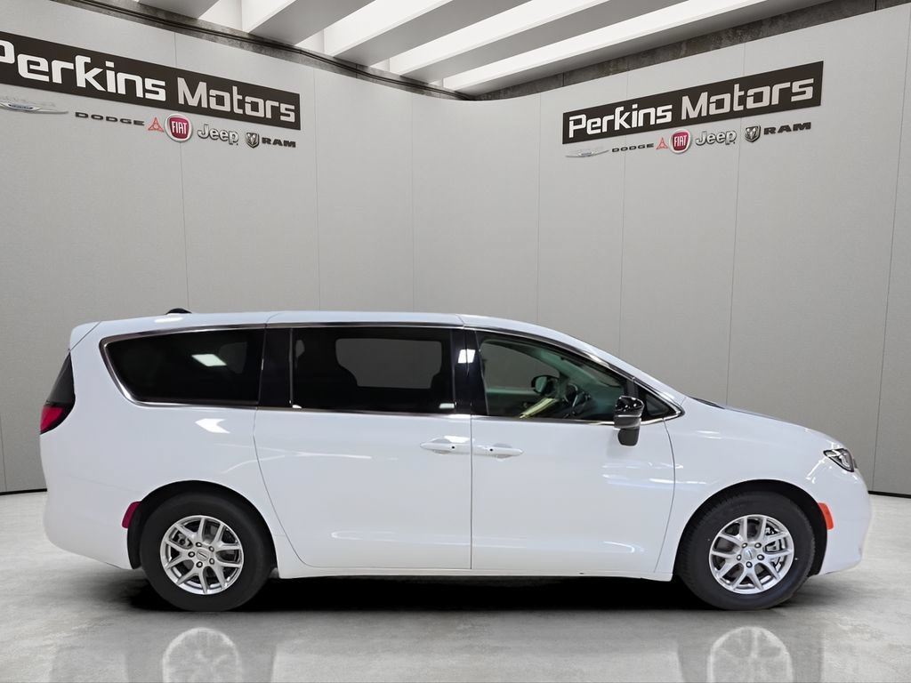 Used 2024 Chrysler Pacifica Touring-L FWD image 6