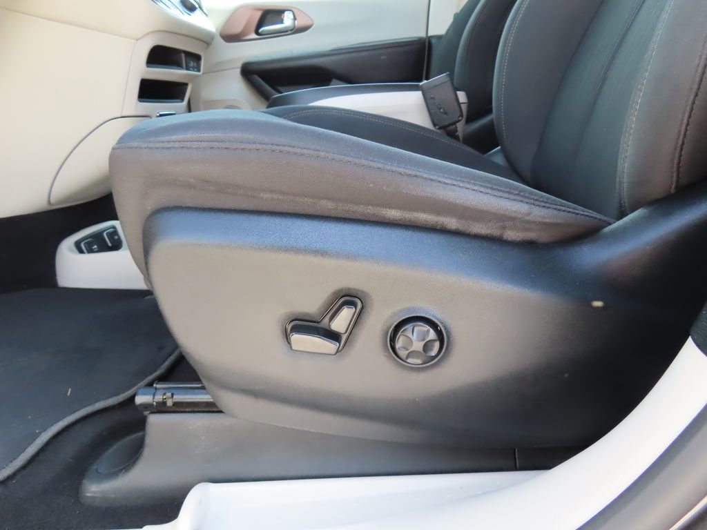Used 2019 Chrysler Pacifica Touring Plus w/ Tire & Wheel Group FWD image 7
