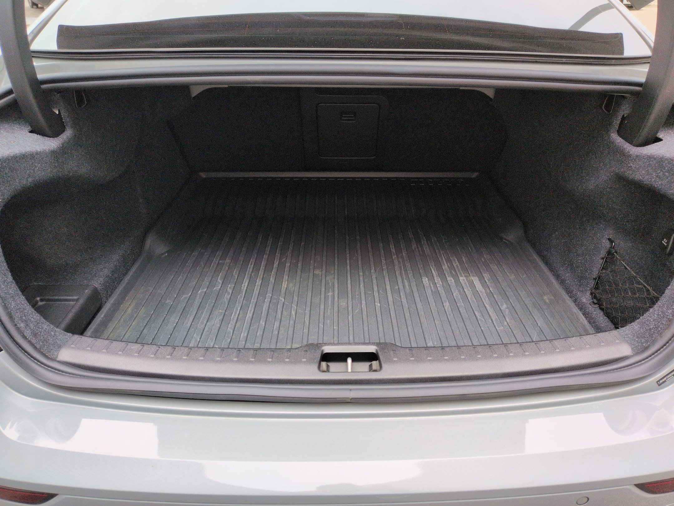 Used 2025 Volvo S60 T8 Plus image 29