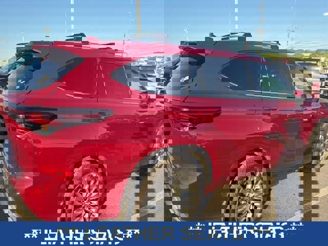 Used 2025 Toyota Highlander Platinum image 3