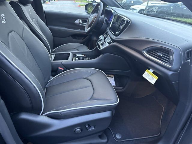 New 2026 Chrysler Pacifica Limited image 12