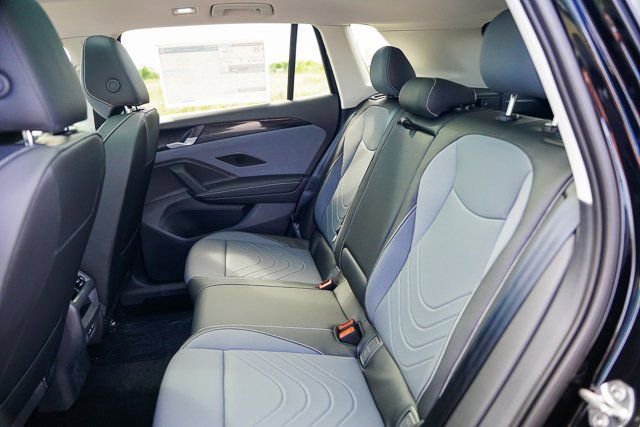 Used 2025 Volkswagen Tiguan SE w/ Panoramic Sunroof Package image 23