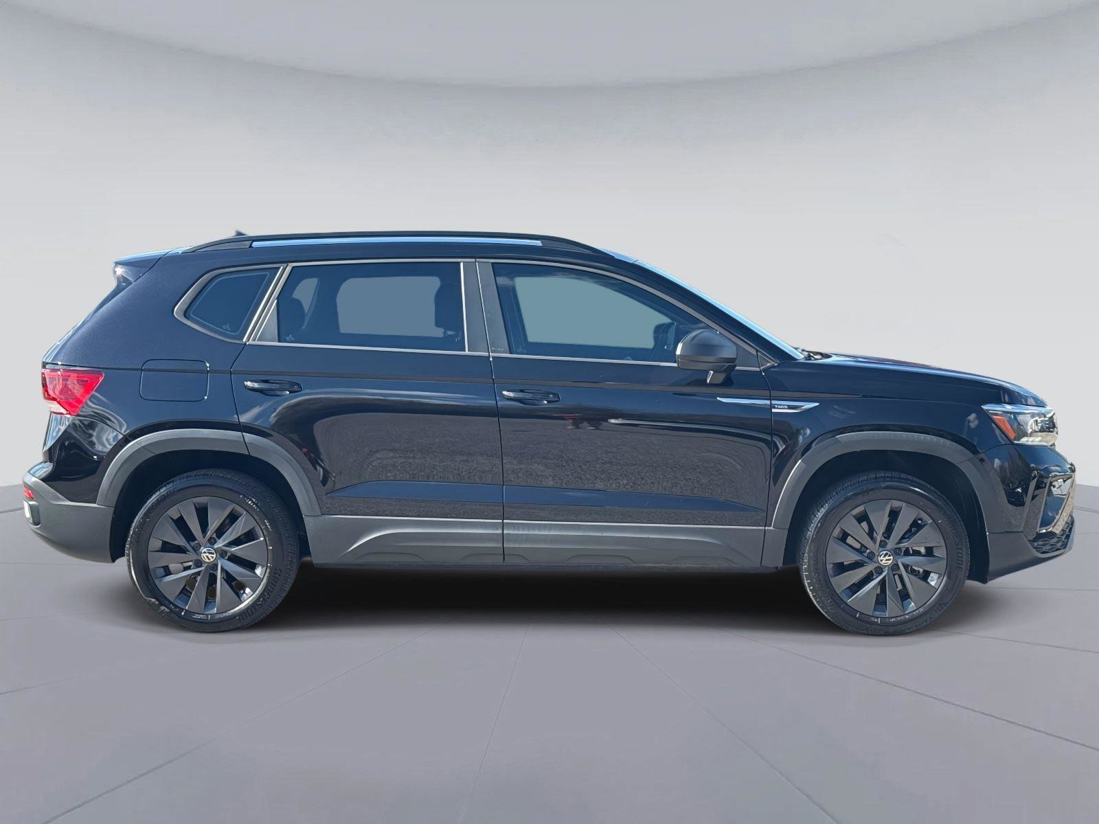 Used 2022 Volkswagen Taos S image 2