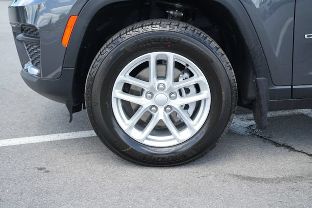 New 2026 Jeep Grand Cherokee Laredo w/ Trailer Tow Package AWD/4WD image 9