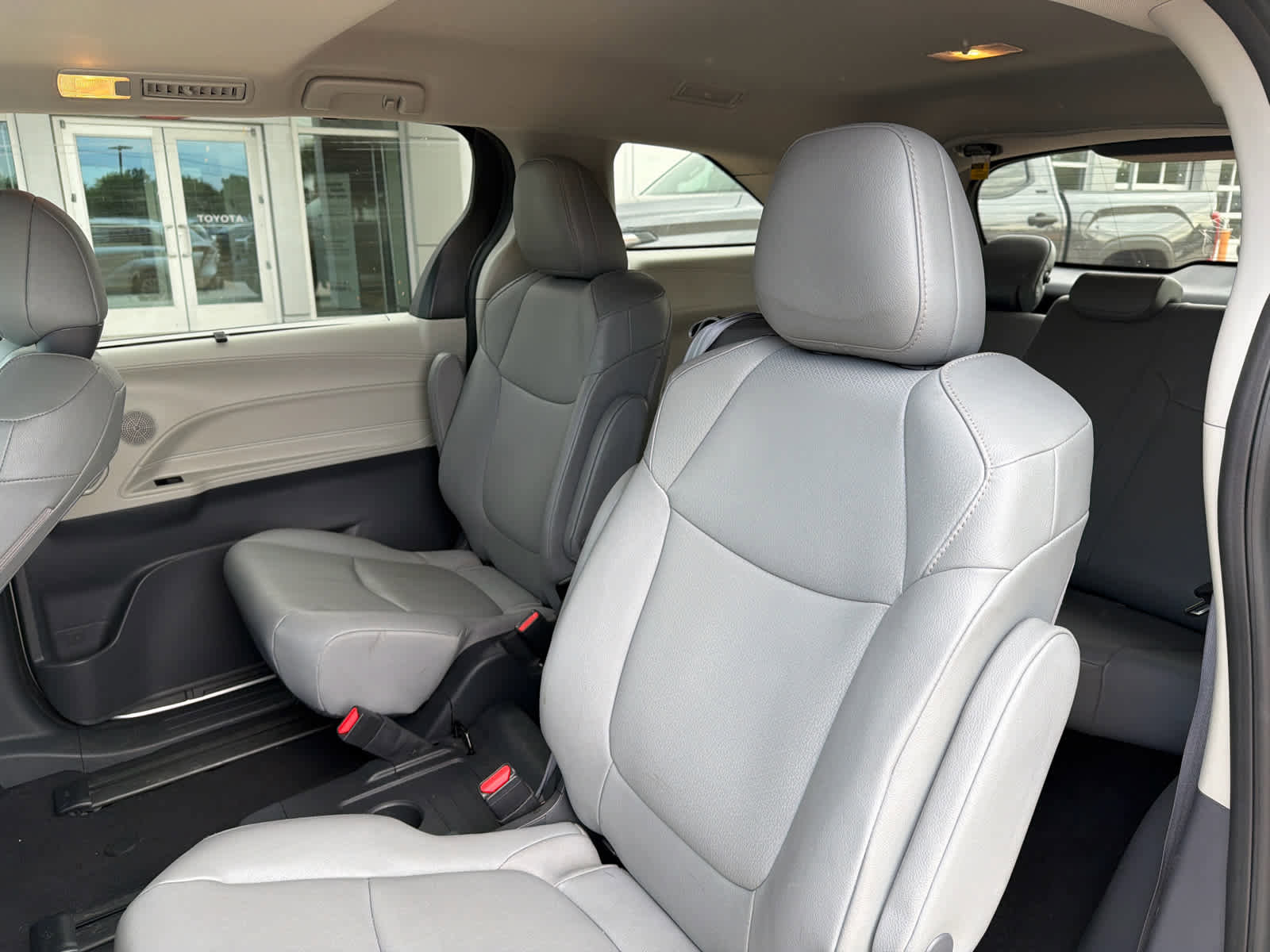 Used 2024 Toyota Sienna XLE FWD image 19