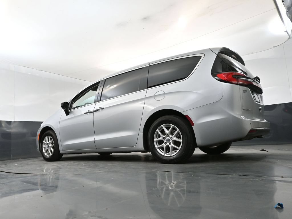 Used 2024 Chrysler Pacifica Touring-L FWD image 21