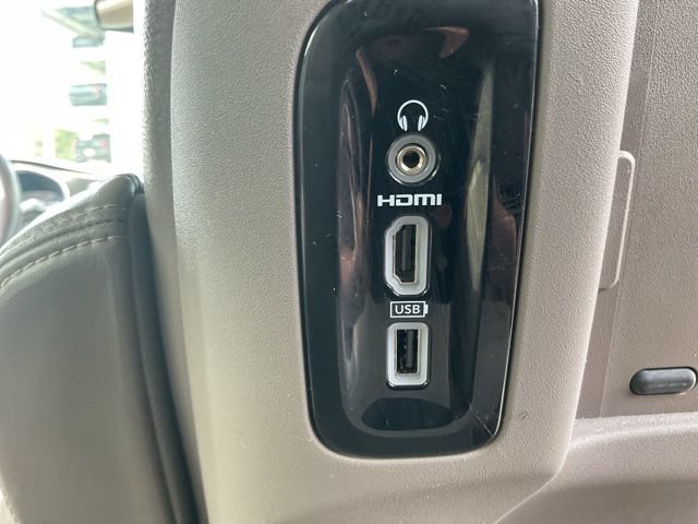 Used 2019 Chrysler Pacifica Touring-L Plus w/ Tire & Wheel Group FWD image 24