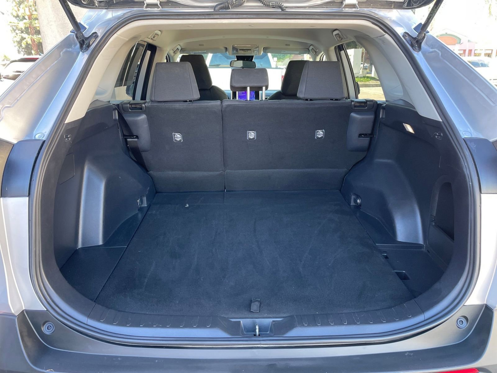 Used 2025 Toyota RAV4 LE image 31