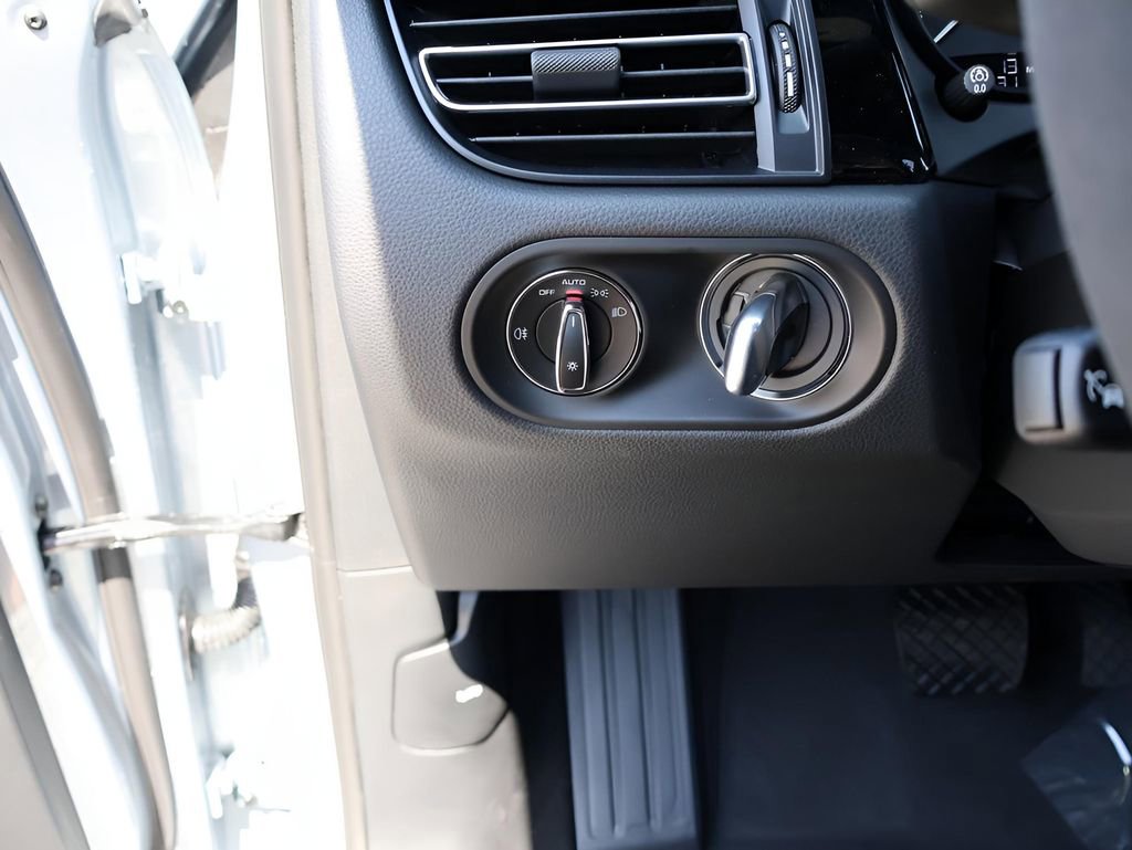 Certified 2025 Porsche Macan Turbo image 35