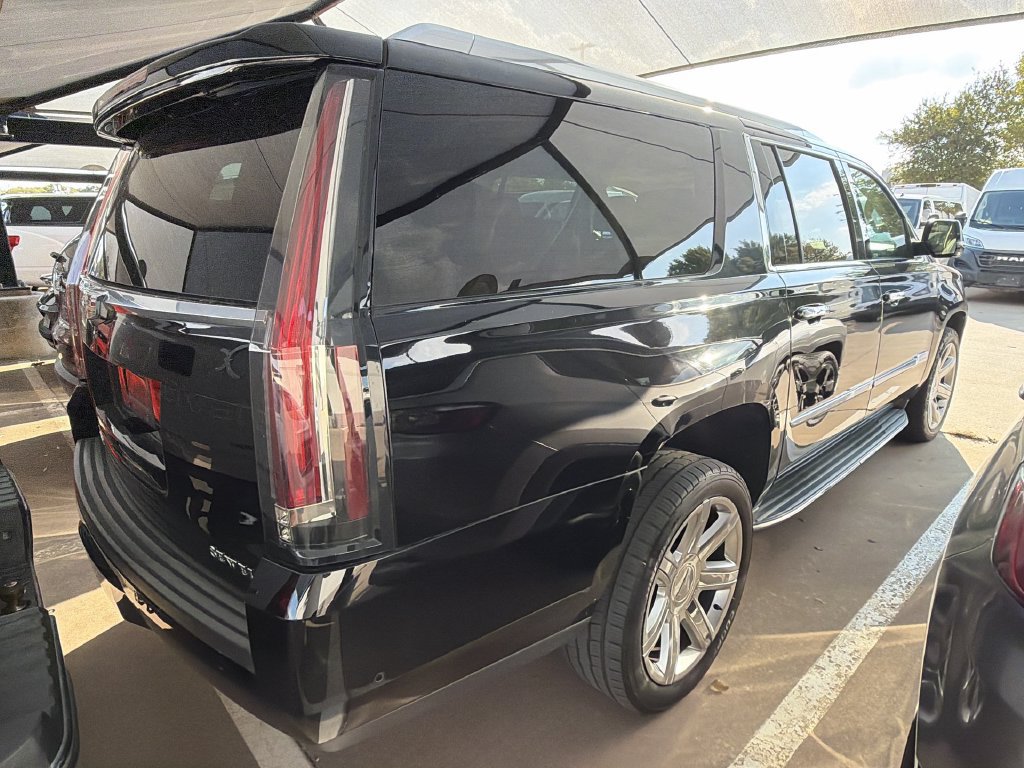 Used 2019 Cadillac Escalade ESV Luxury AWD/4WD image 2