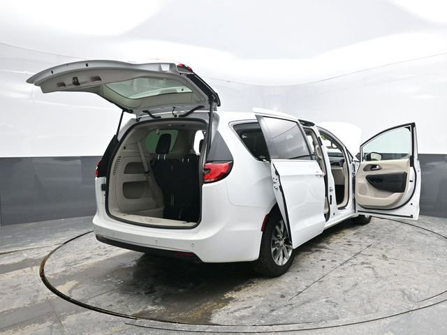 Used 2023 Chrysler Pacifica Touring-L image 37