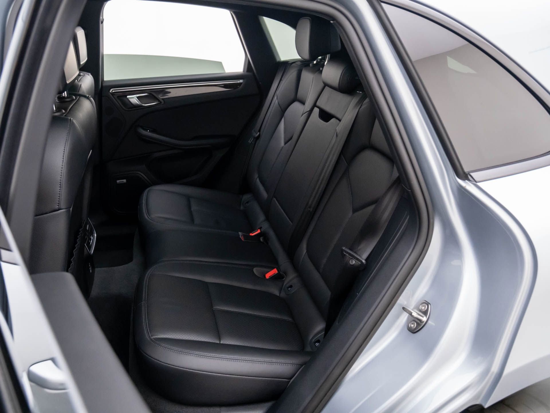 Used 2022 Porsche Macan S w/ Premium Package image 16