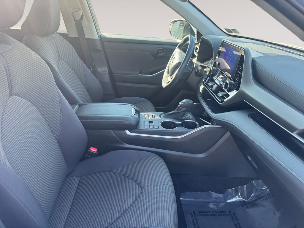 Used 2023 Toyota Highlander LE AWD/4WD image 15